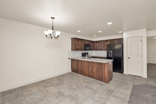 Building Photo - Beautiful 3 Bed, 2.5 Town Home in West Haven, Pet Friendly! Available on April 22nd!