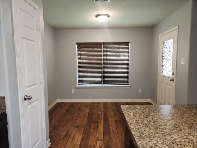 Building Photo - 303 Pine Mist Ln