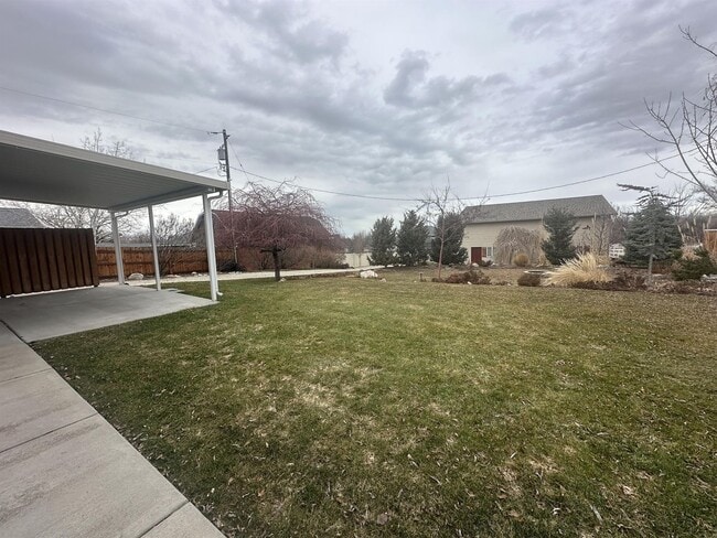 Building Photo - Cute country home available!