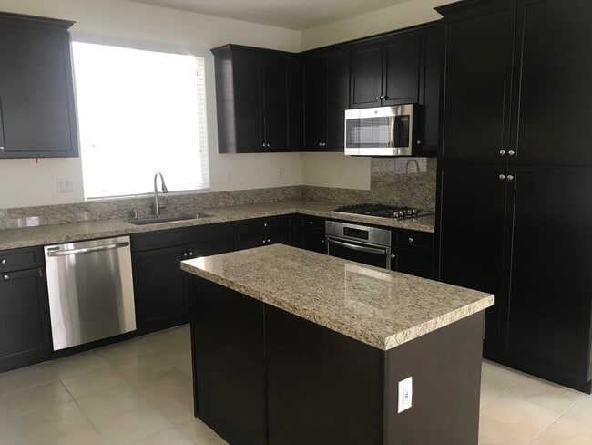Building Photo - Luxury home 4Bedroom 3.5Bathroom in Chino