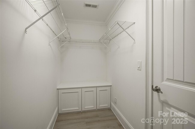 Building Photo - 448 N Summit Ave
