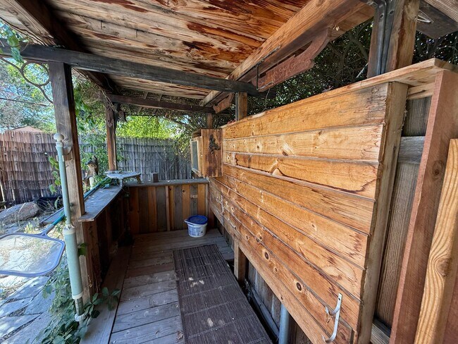 Building Photo - High Desert Retreat- 3 Bedrooms, 2 Bathroo...