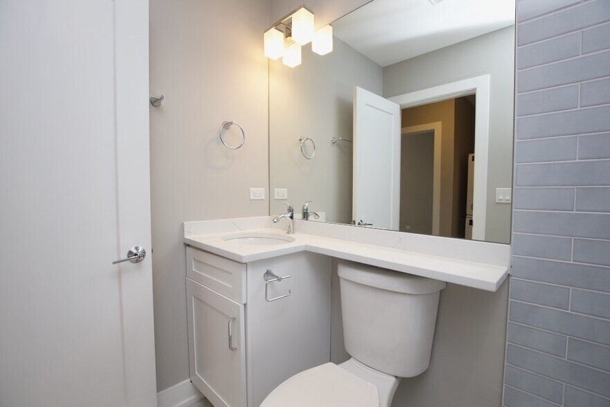 Building Photo - 3853 N Janssen Ave