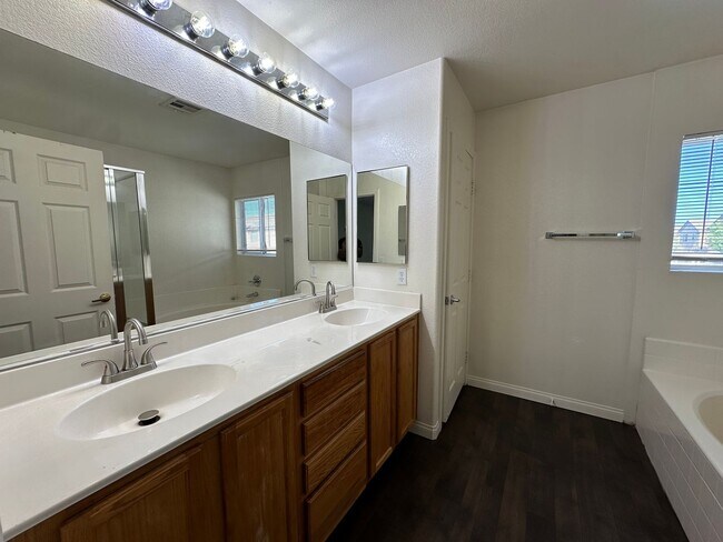 Building Photo - Great 3 Bedroom Home in Gated Community!