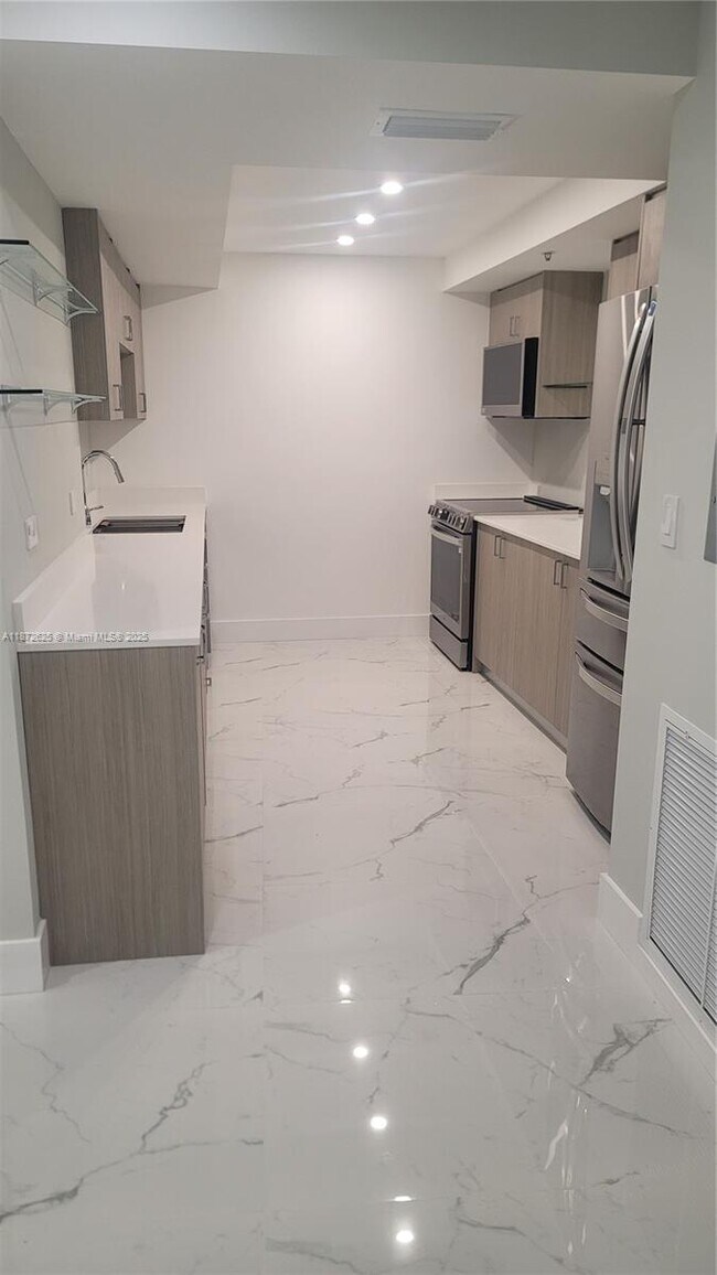 Building Photo - 6039 Collins Ave