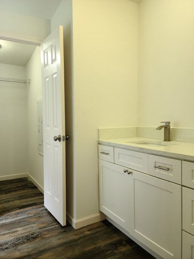 Building Photo - Updated 3 bed 2 bath