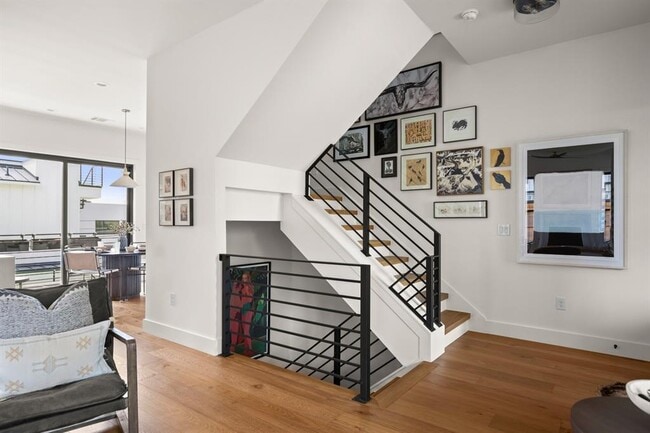 Building Photo - 2005 E 8th St