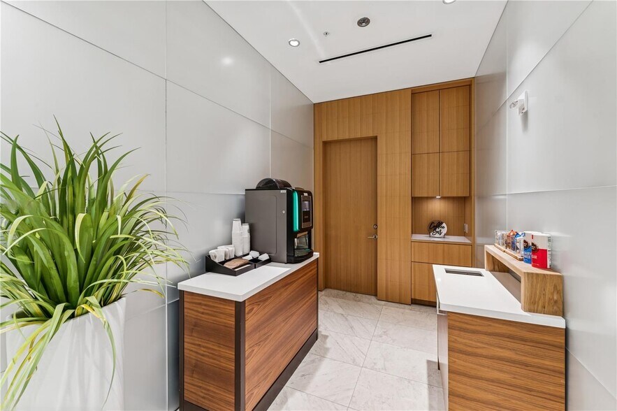 Building Photo - 500 Brickell Ave