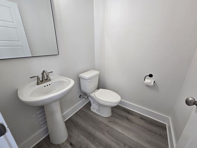 Building Photo - End Unit 3/3.5 Townhome w/ Community Pool!