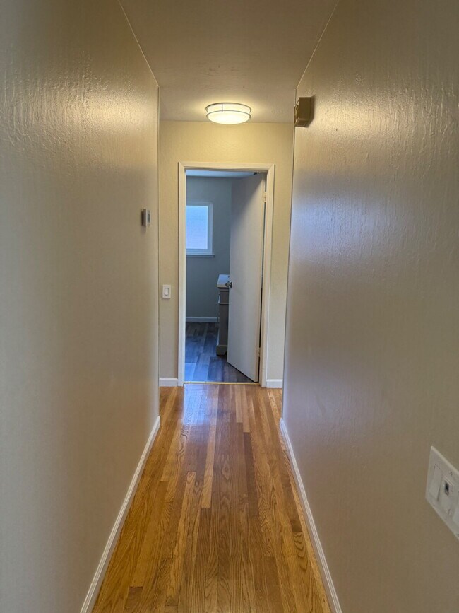 Building Photo - Charming 4 bedrooms and 2 full bathrooms L...