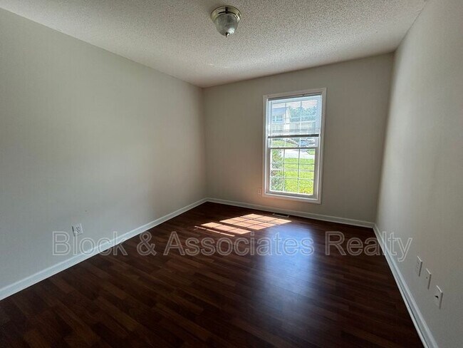 Building Photo - 6088 Yeaton Glen Dr