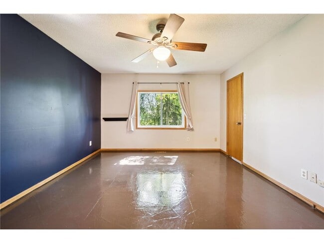 Building Photo - 11819 W River Rd