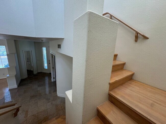 Building Photo - BEAUTIFUL 3 BEDROOM 3 BATHROOM HOME IN GAI...