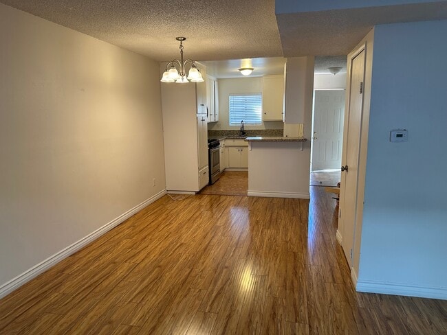 Building Photo - 727 E Tujunga Ave