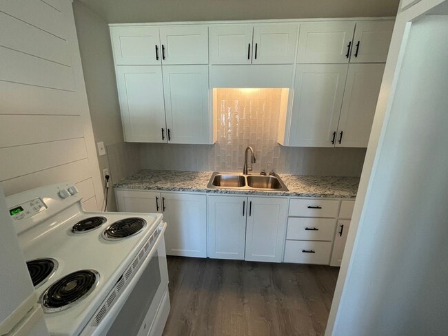 Building Photo - 1 bed 1 bath duplex nestled in Chickasha Oklahoma! large yard, laundry connections, NEWLY REMODELED!