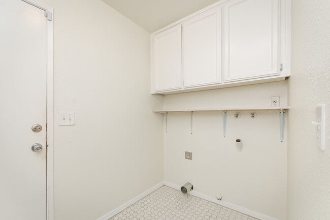 Building Photo - Pocket 3 Bedroom plus Den 2 Bath Home
