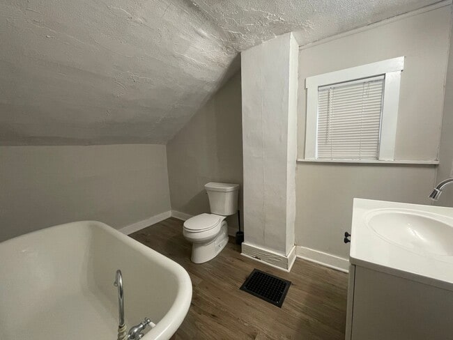 Building Photo - 4BD/1.5BA Home For Rent In Valpo