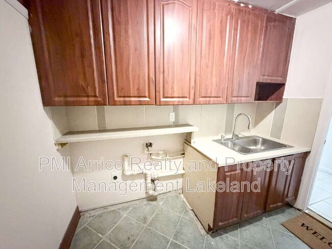 Building Photo - 222 Lakeview Dr