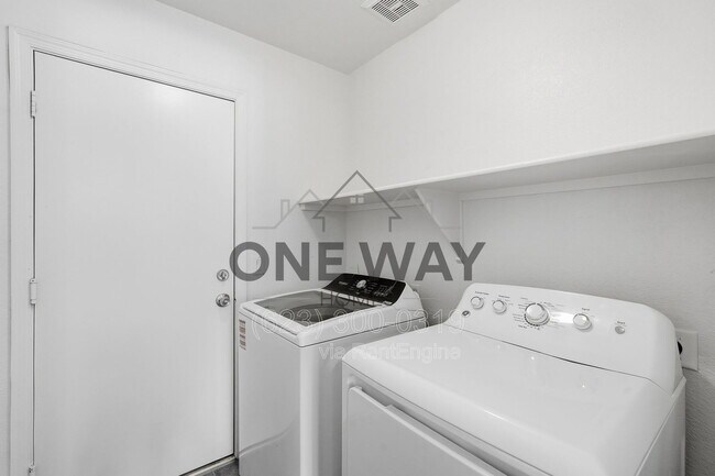 Building Photo - 4622 E Summerhaven Dr