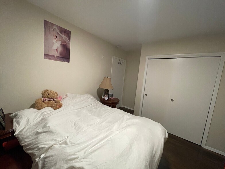 Building Photo - 581 Academy St