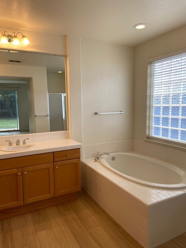 Building Photo - Folsom Parkway - 4 Bdrm, 3 bath