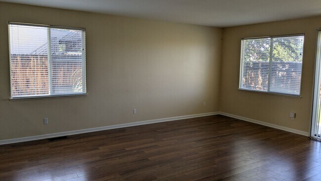 Building Photo - Centrally located in Sparks