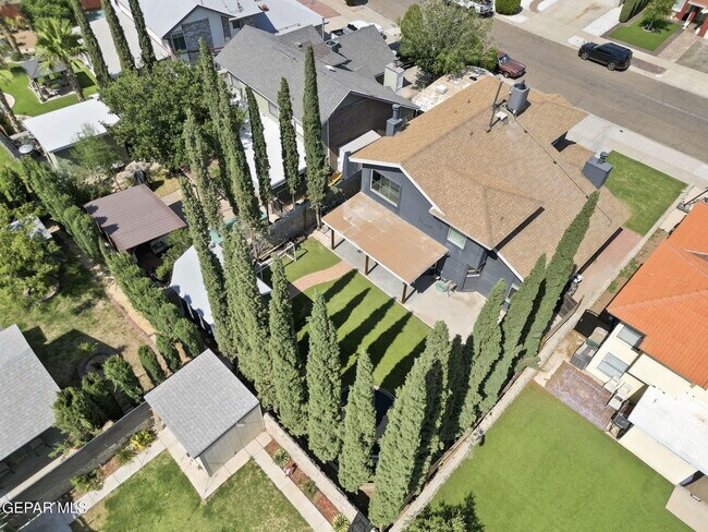 Building Photo - 2437 Fletcher Pl