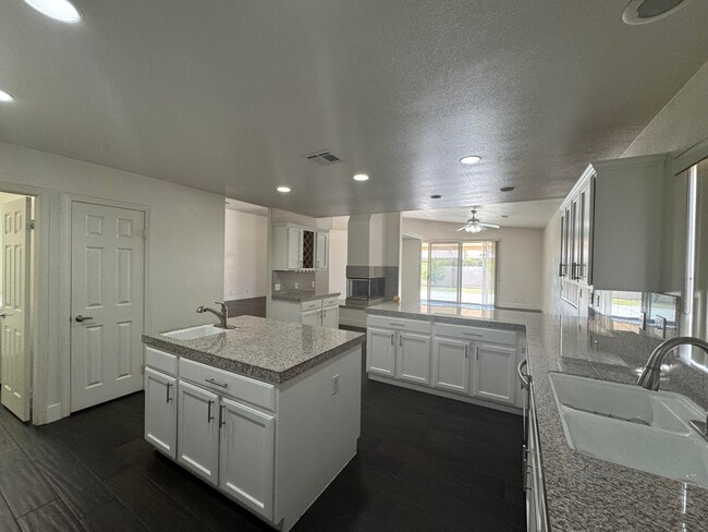 Building Photo - 74081 W Petunia Pl