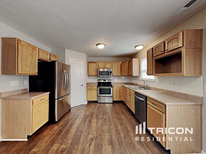 Building Photo - 722 Bluff Creek Dr
