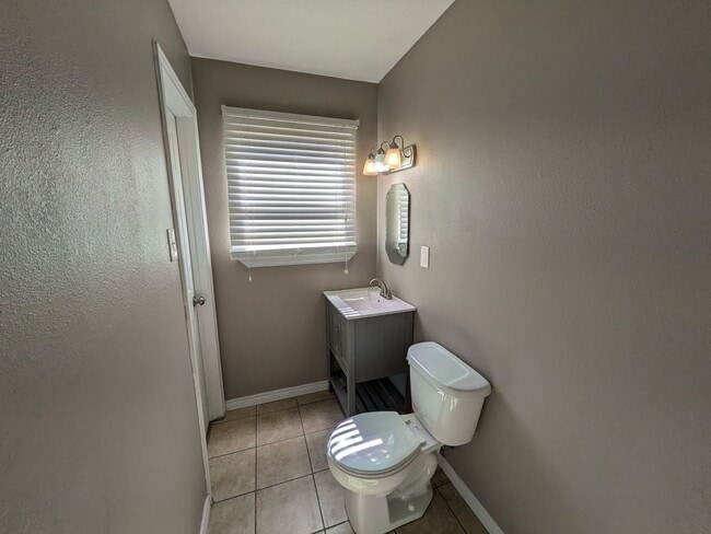 Building Photo - 1901 W Wildwood Ave