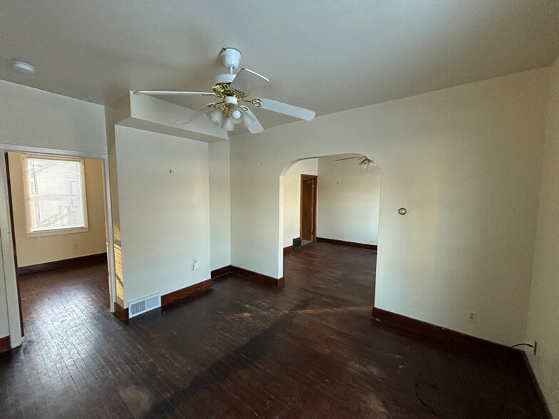 Building Photo - 1897 E Newberry St