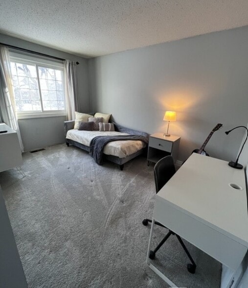 Building Photo - 3430 Urbandale Ln N