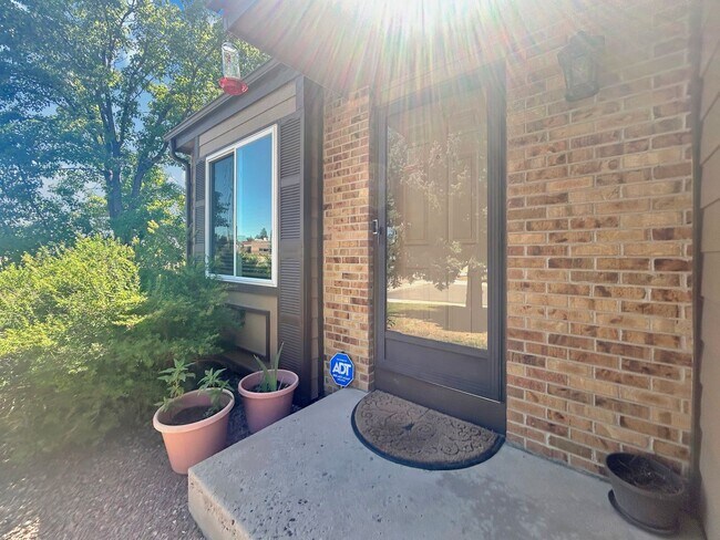 Building Photo - $0 DEPOSIT OPTION. DESIRABLE DAKOTA STATION SPLIT-LEVEL HOME WITH 3 BEDROOMS, 2 BATHS, AND SPACIO...