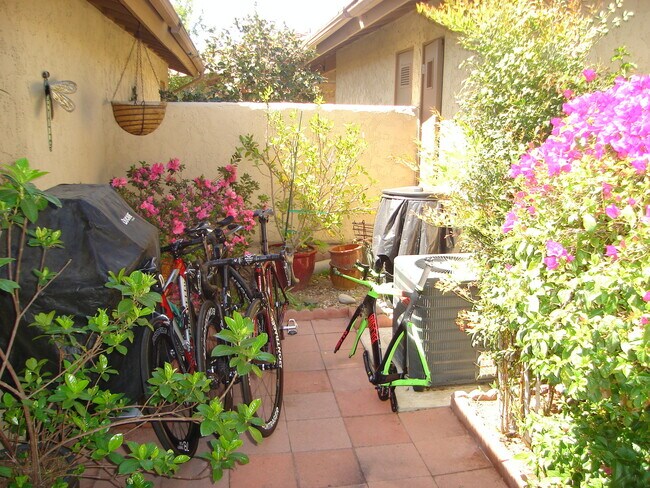 Building Photo - 2 bedroom with GARAGE in the HEART of Westlake Village!