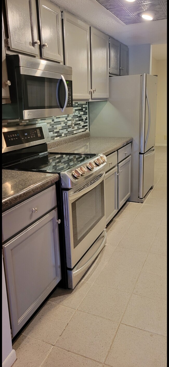 Kitchen - 2805 Ponca St