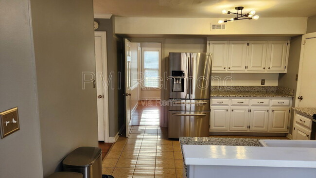 Building Photo - 2018 Cambridge Dr