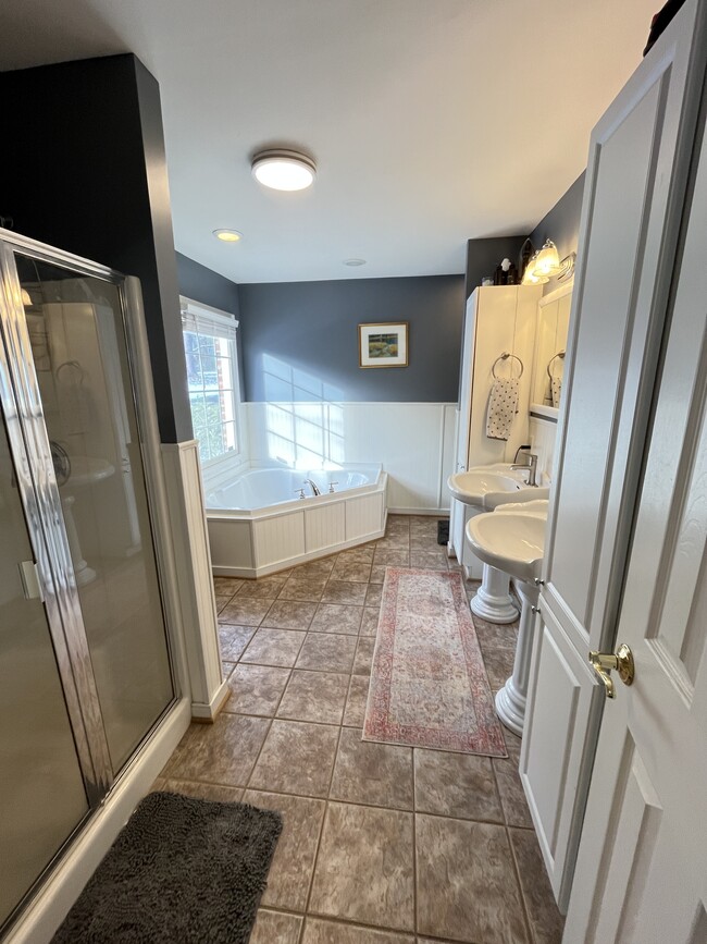 primary bath - 2206 Cedar Crest Rd