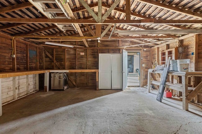 Building Photo - 2 bedroom / 1 bathroom available for rent ...