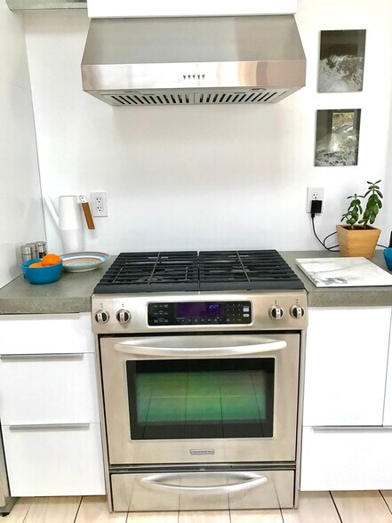 Building Photo - 4633 N Gantenbein Ave