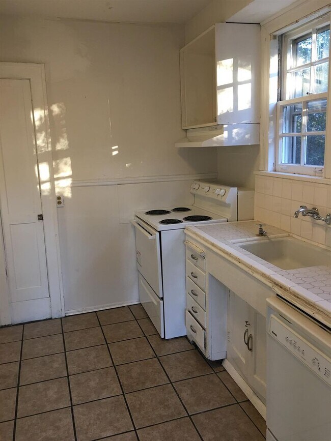 Building Photo - Main floor of Adorable home for rent!