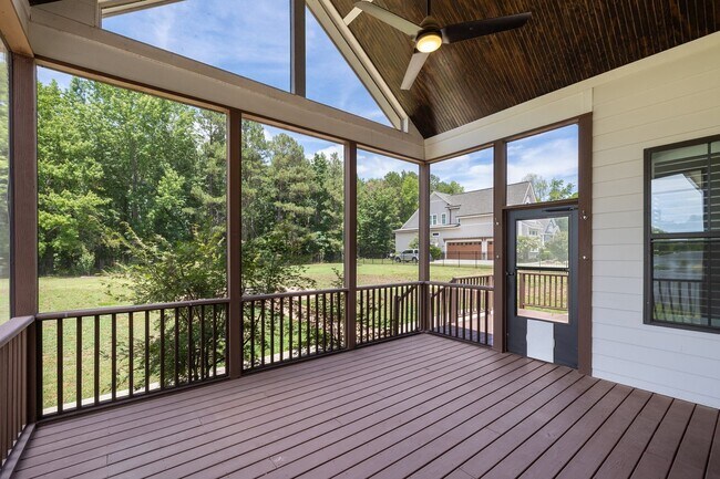 Building Photo - **Luxury 4/4 with Fenced in Yard**