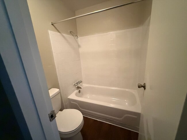 Building Photo - * MOVE IN SPECIAL * 1/2 OFF 2ND MONTH'S RENT!! Spacious 876 SF Unit - 2 bd / 1 ba near UF - Brand...
