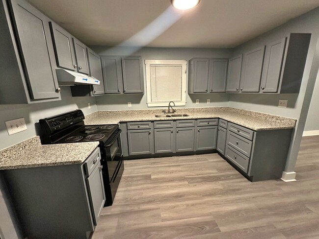 Building Photo - Newly Renovated 2-Bed 1-Bath House Availab...