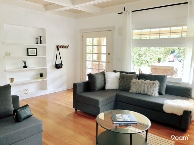 Large windows light & Bright - 2005 N Beachwood Dr