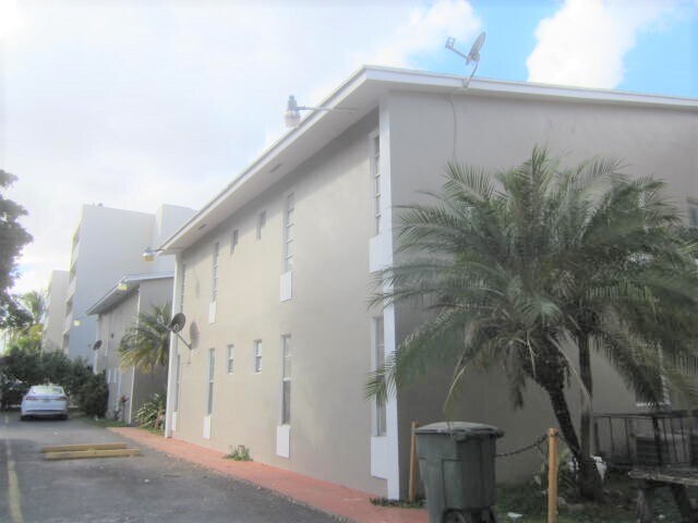 Building Photo - 1525 NW 19th Ter