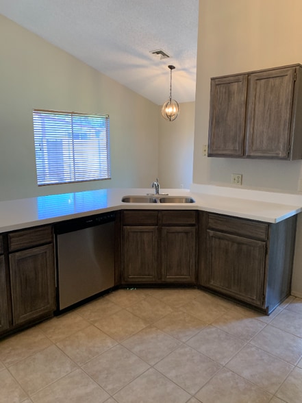 Building Photo - 190 S Hazelton Dr