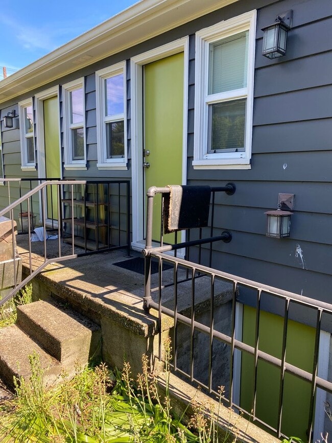 Building Photo - Arbor Lodge 4-Plex Green Space-Storage-Hardwood-Park-Pet