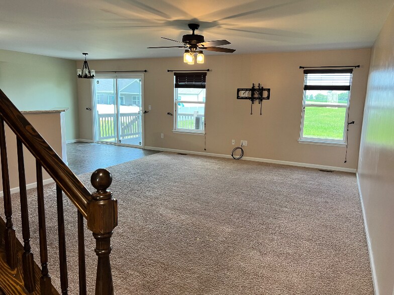 Building Photo - 820 Harbor Woods Dr