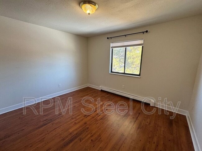 Building Photo - 924 E 5th St