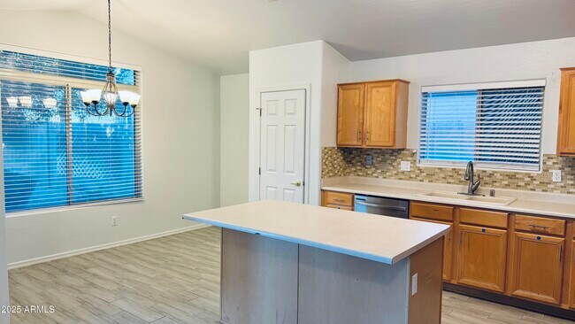 Building Photo - 10752 W Granada Rd